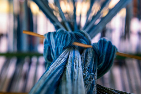 传统的IsanThai靛蓝编织在手工织机上以传统方式编织棉布泰国图片