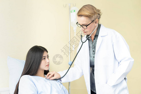 高级女医生检查住院病人的心脏跳动情况图片