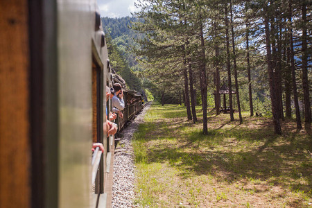 窄轨铁路旅游景点乘坐老式火车旅行自然景观莫克拉戈图片