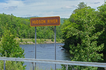 一个小标志表明这条溪流是哈德逊河背景图片
