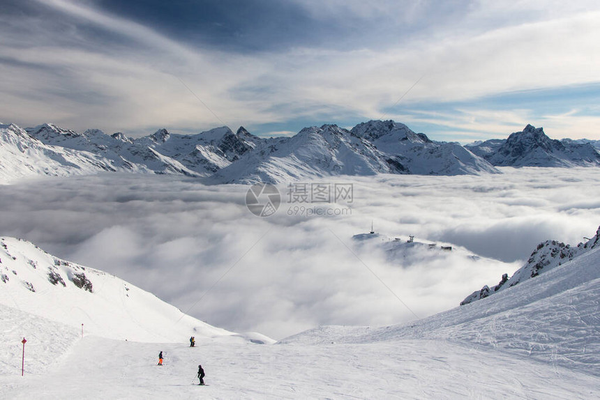 阿尔卑斯山的滑雪场和美丽的冬季景观图片