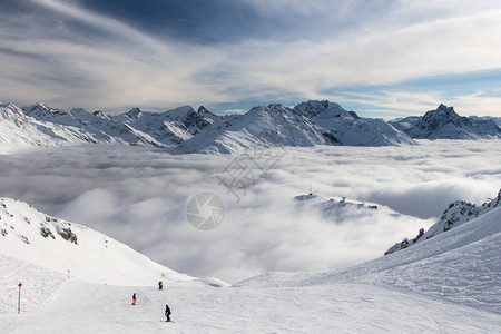 阿尔卑斯山的滑雪场和美丽的冬季景观图片