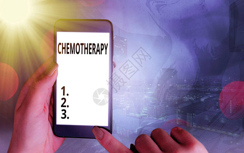 手写文本化疗使用化学物质治疗疾病的概念照片彩色散景背下白色显示屏图片