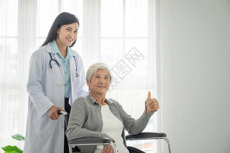 在坐轮椅的高级病人医生和坐在轮椅上的病人眼中图片