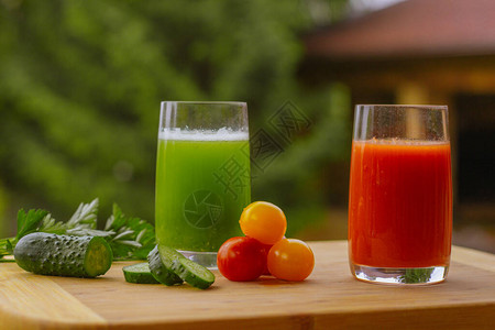 西红柿和黄瓜素果汁图片