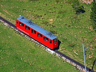 皮拉图斯铁路世界上最陡峭的齿轮铁路ZahnradbahnAlpnachstadPilatusKulm背景图片