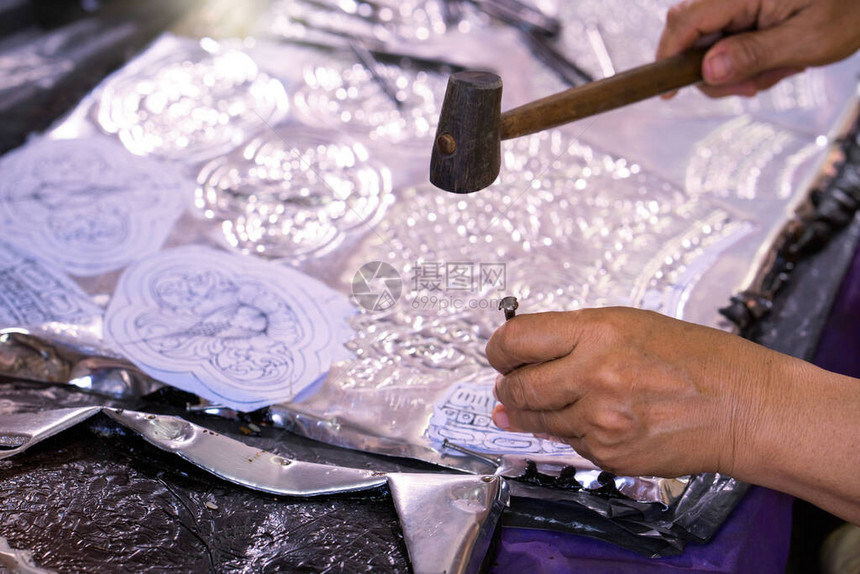 银器制作工匠将复杂的图画雕刻成用于银器的银或铝清迈WuaLai路上的银