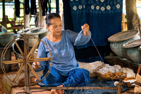 Nakhon省社区中原生的印地戈棉花编织者背景图片