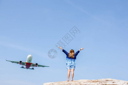 观看飞机降落在普吉岛国际机场附近的海滩图片