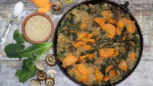 素食小麦粥配蔬菜和蘑菇烹饪前的素食菜胡萝卜小麦碎粒香菇图片