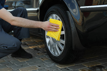 一个人擦车洗车清除汽车概念图片