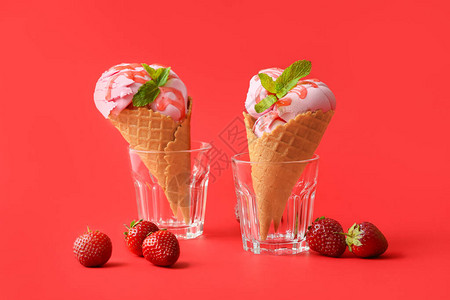 彩色背景上的美味草莓冰淇淋图片
