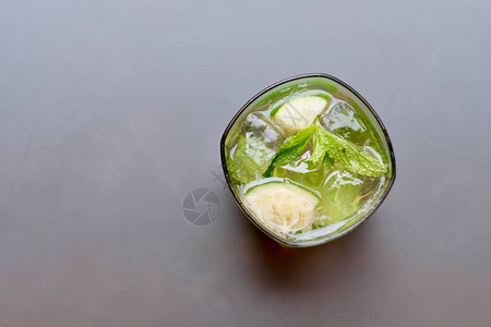 Mojito鸡尾酒杯的顶部视图里面有冰块薄荷叶和柠檬片图片