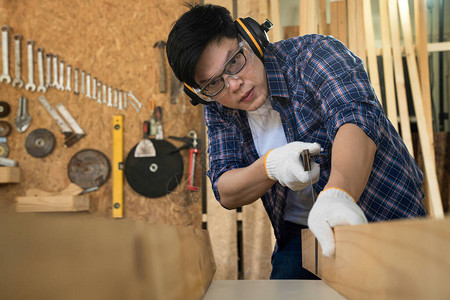 木匠测量和切割木材以制作家具木匠们在一图片