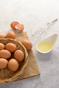 柳条篮和玻璃碗上的许多鸡蛋图片