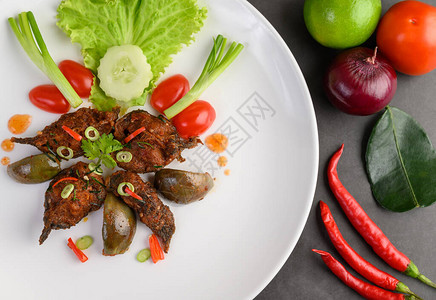白色盘子泰国食物上的鱼尾图片
