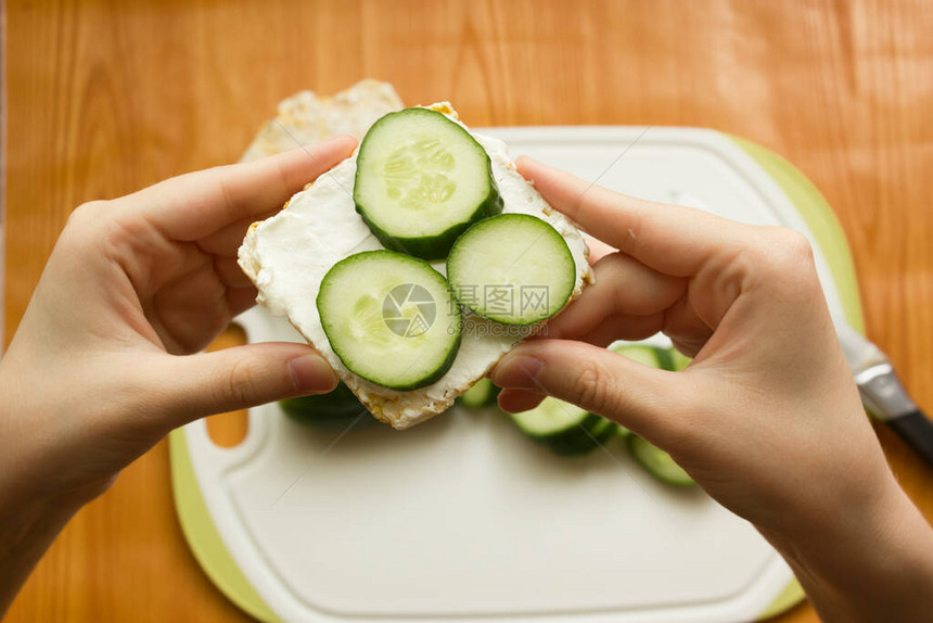 一步准备健康早餐三明治和脆面包的说明第2步把放在奶油芝士上健康早餐图片