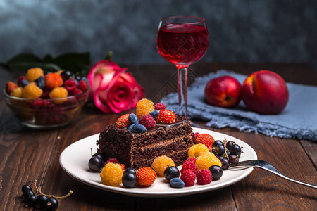 巧克力蛋糕和浆果图片