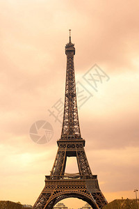 Eiffel铁塔在日落时的景图片