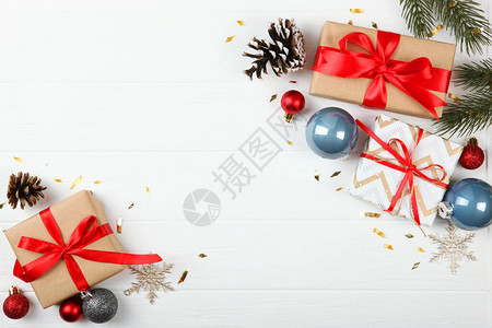 一套精美包装的礼品盒和圣诞装饰圣诞礼物假期图片