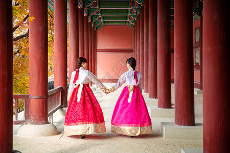 秋天亚洲女孩在韩国南部汉城的公园和图片