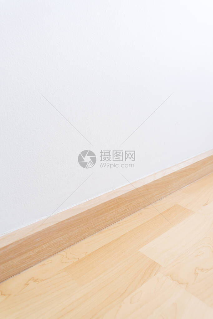 饰面材料与木复合地板和白色砂浆墙图片
