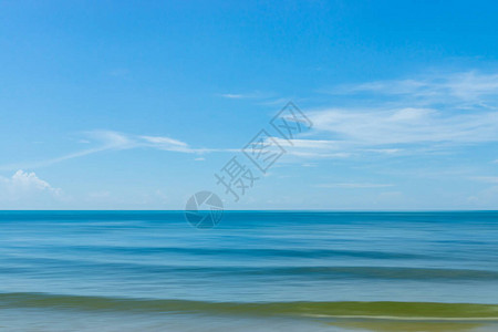 沙滩上的海浪的风景和潮流天空和云图片