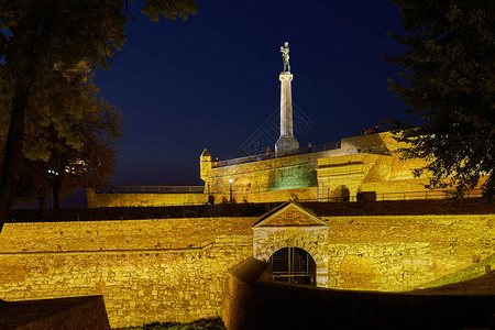 贝尔格莱德堡垒Kalemegdan的夜景与维克多纪念碑图片