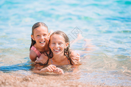 可爱的小女孩在浅水沙图片