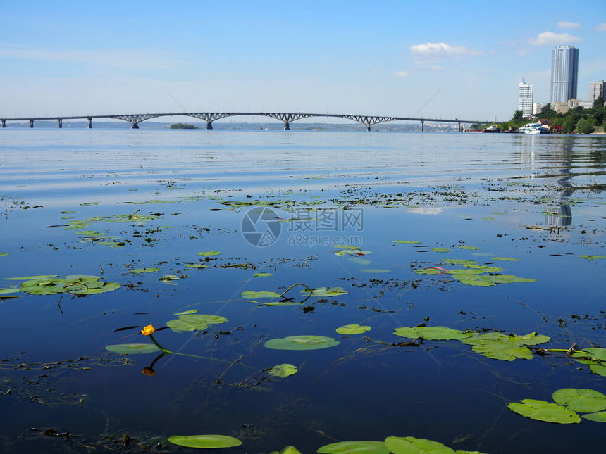 横跨伏尔加河的萨拉托夫桥的美丽景色图片