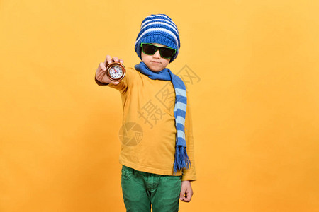 一个戴帽子戴眼镜的男孩和围巾显图片
