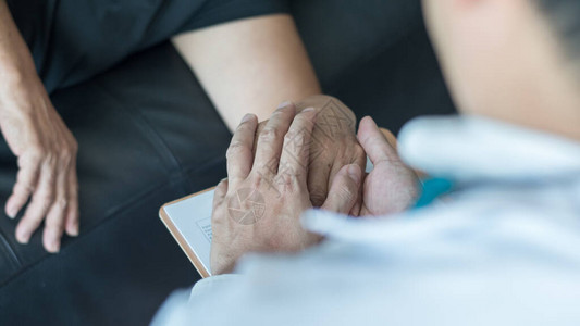 帕金森病患者阿尔茨海默病老人关节炎患者的手支持老年医生或护理人员图片