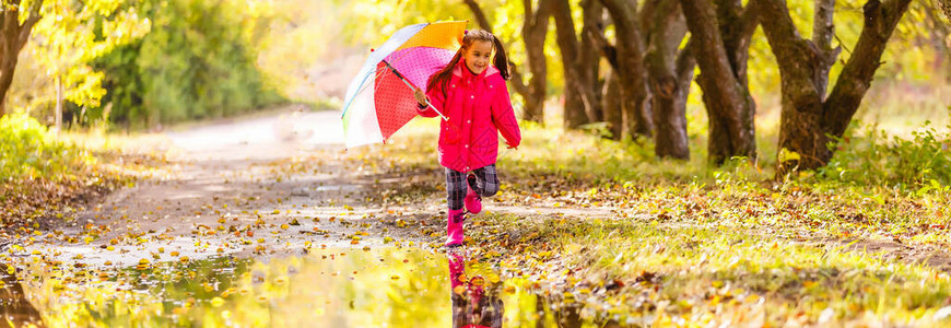 雨天打伞的小女孩图片