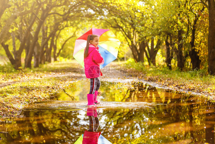 站在水坑中的雨图片