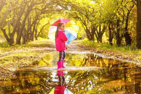 站在水坑中的雨图片