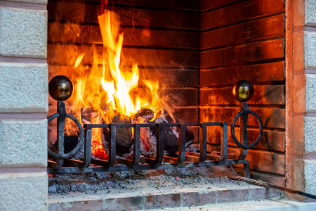 壁炉木头在冬天着火图片
