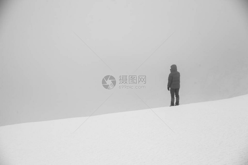 山中阿尔卑斯山顶翻滚黑色和白色的冬季图片