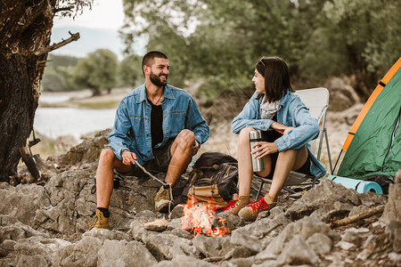 浪漫的情侣坐在营火旁美丽的情侣图片