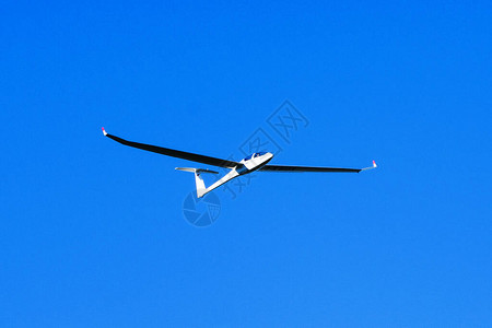 2018年蓝天滑翔的滑翔机背景图片