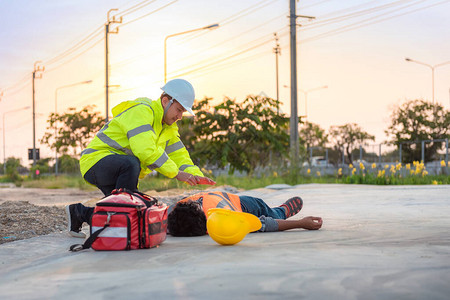 建筑工人基本急救和户外CPR培训工作中的意外事故图片