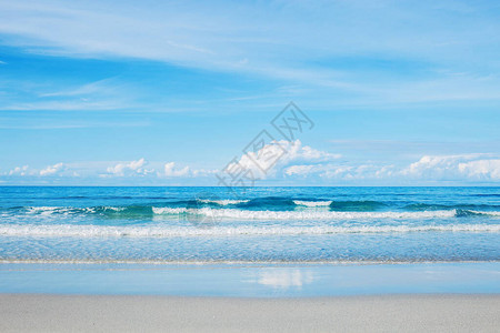 沙滩和蓝色的波浪图片