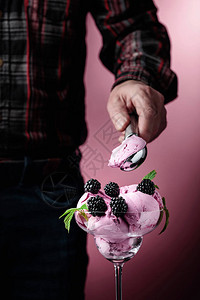 黑莓冰淇淋加浆果男人把冰淇淋放图片
