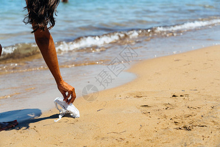 女在海滩捡垃圾戴口罩图片