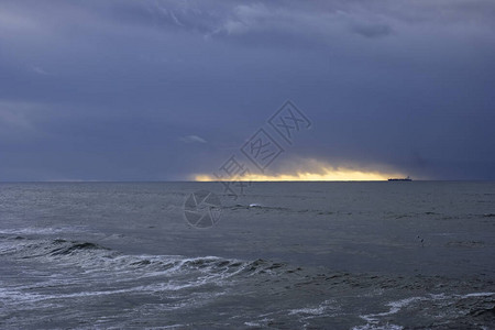 黎明前黑暗的蓝日落在大雨和海风暴前看到一艘图片