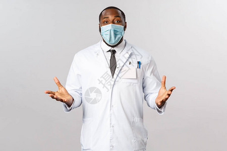快乐的非洲裔美国医生在诊所或医院欢迎病人图片
