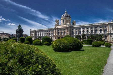 奥地利维也纳内城玛丽亚特蕾西亚皇后雕塑和纪念碑下的自然历史博图片