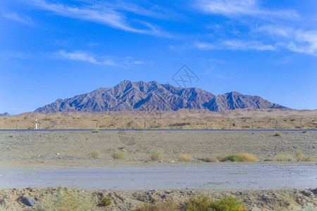 在青河沙漠的长高速公路上背景图片