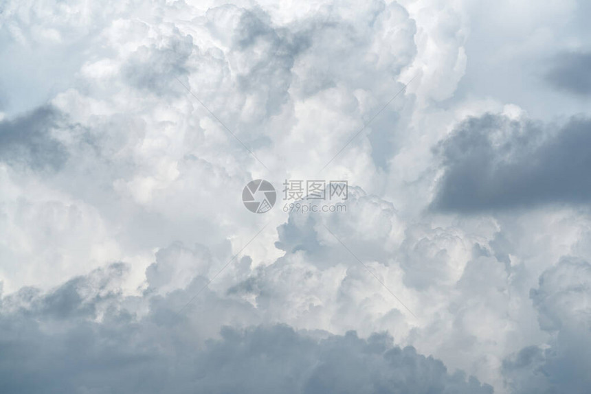 多云的天空上的白色蓬松的云彩手感柔软如棉花白色浮肿的云景自然之美特写白云纹理背景纯粹的自然最小图图片