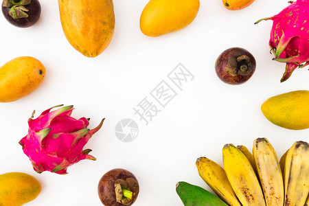 白色背景中的香蕉木瓜芒果山竹果和火龙果平躺顶视图图片