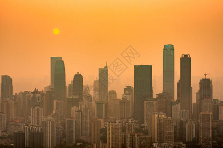 重庆市中心的天线在日图片